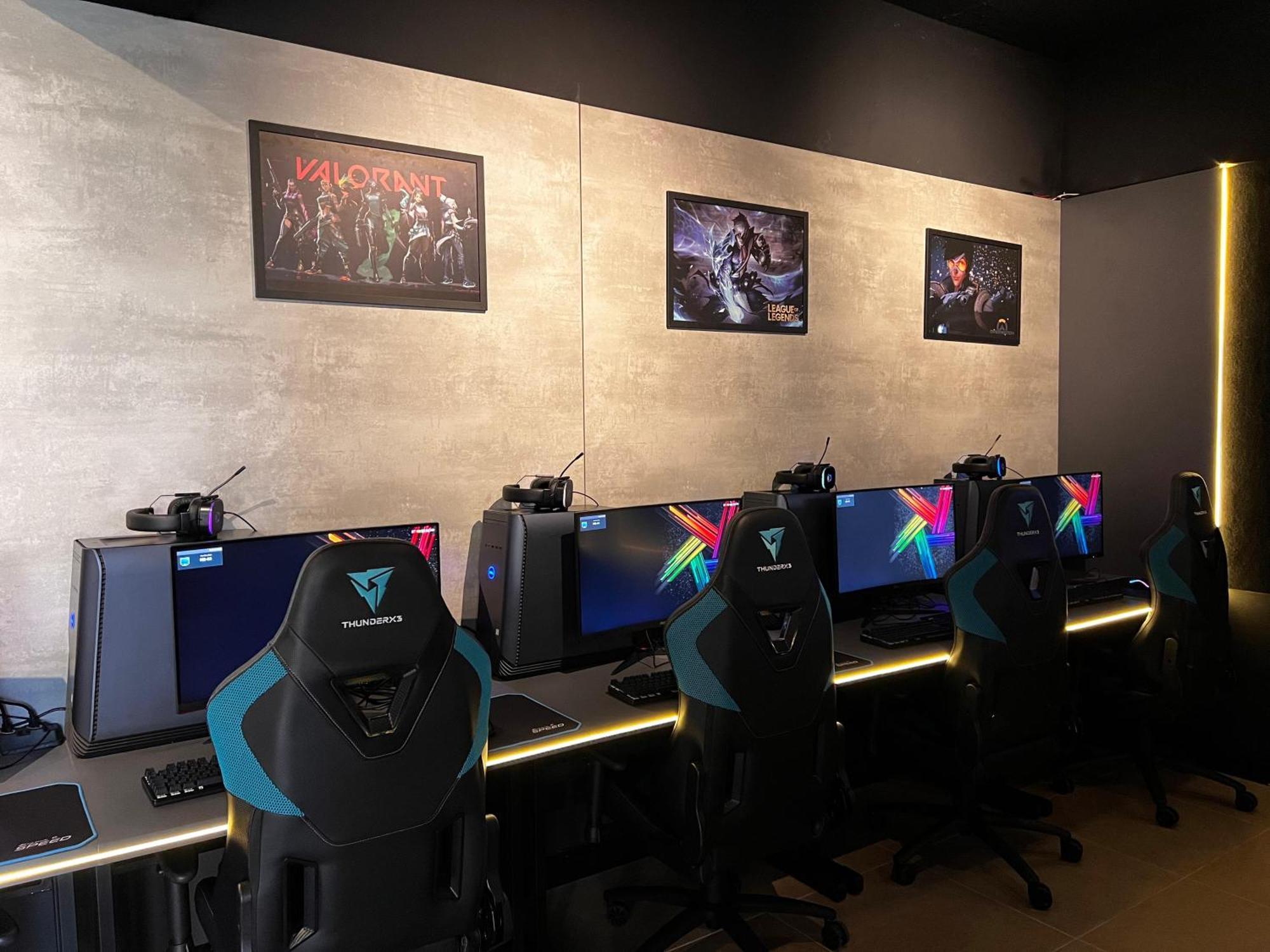 马布瑟玛斯度假大酒店 伊瓜苏 外观 照片 The gaming room at the headquarters of Team Secret