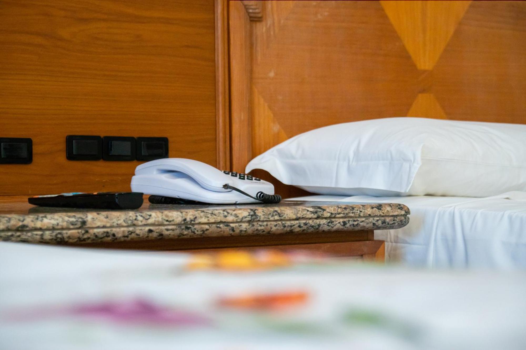 马布瑟玛斯度假大酒店 伊瓜苏 外观 照片 A telephone in a hotel room