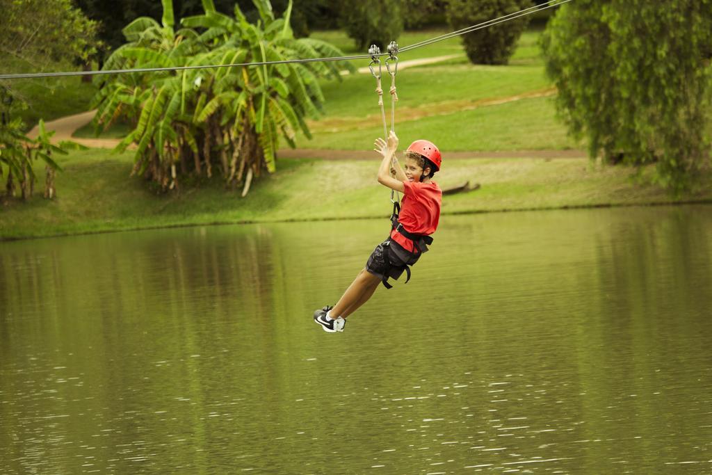 马布瑟玛斯度假大酒店 伊瓜苏 外观 照片 A child on a zip line