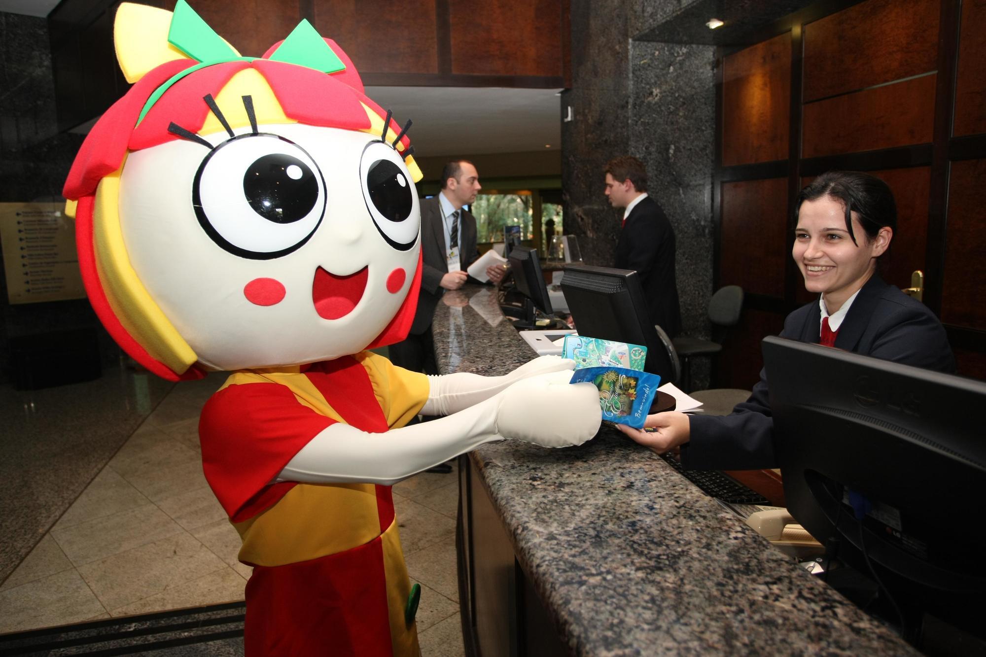 马布瑟玛斯度假大酒店 伊瓜苏 外观 照片 The mascot of the 2011 Pan American Games, Maya, at the Sheraton Hotel in Lima, Peru.